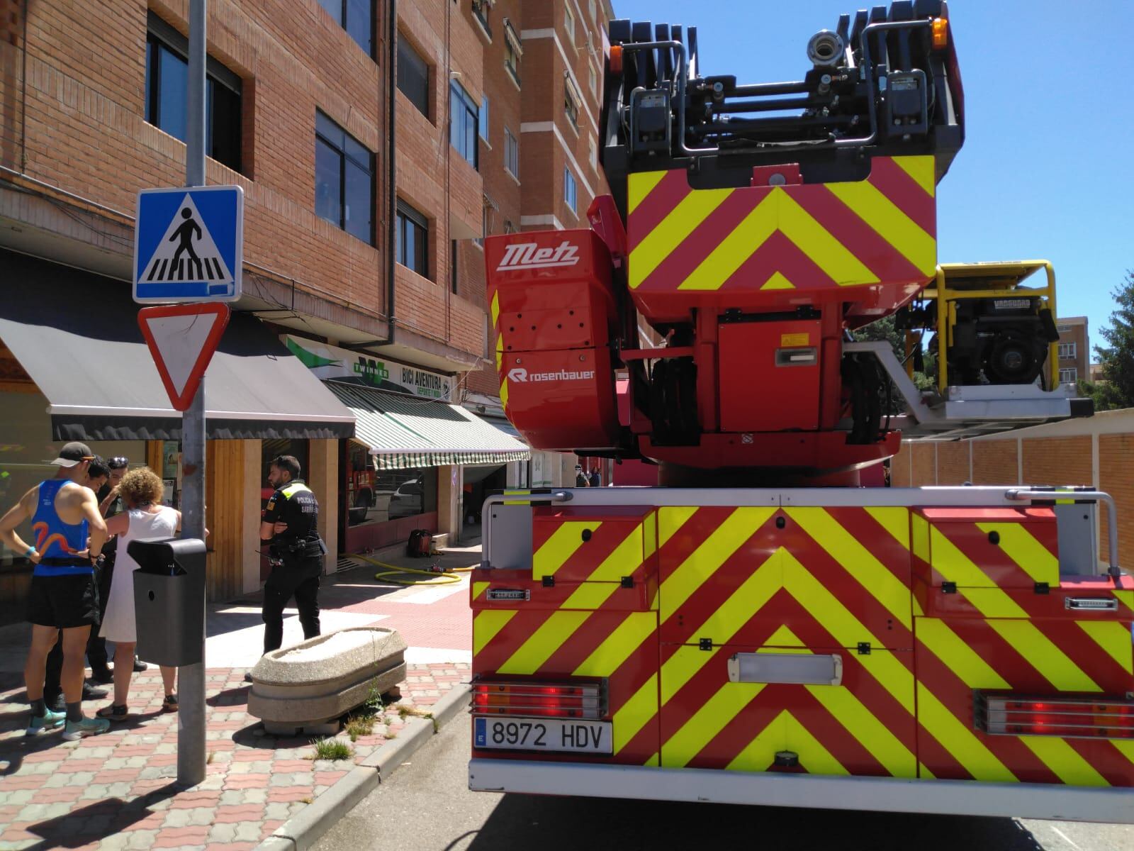 La intervención, que ha finalizado a las 16:30 horas, ha consistido en enfriar las altas temperaturas que se concentraban en el local que era de dos plantas, planta calle y sótano y su posterior extinción y ventilación