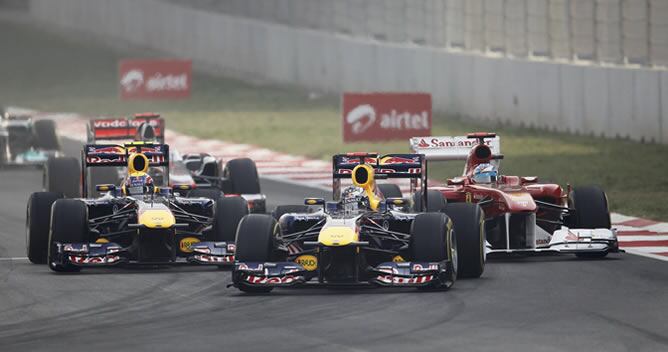 Alonso pelea con Vettel y Webber en la salida