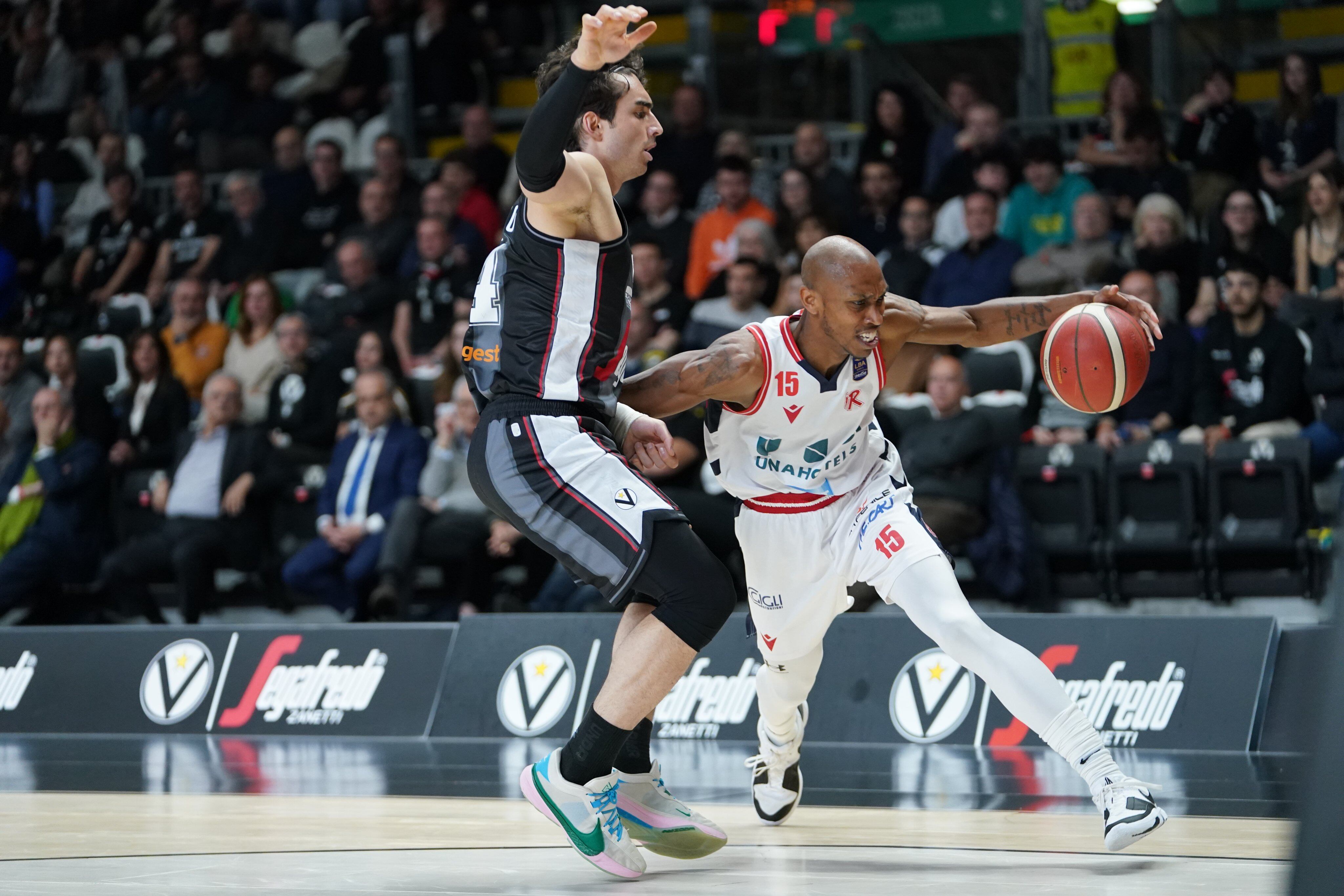 Jamar Smith, ex jugador del Unicaja, actuando con la Reggiana