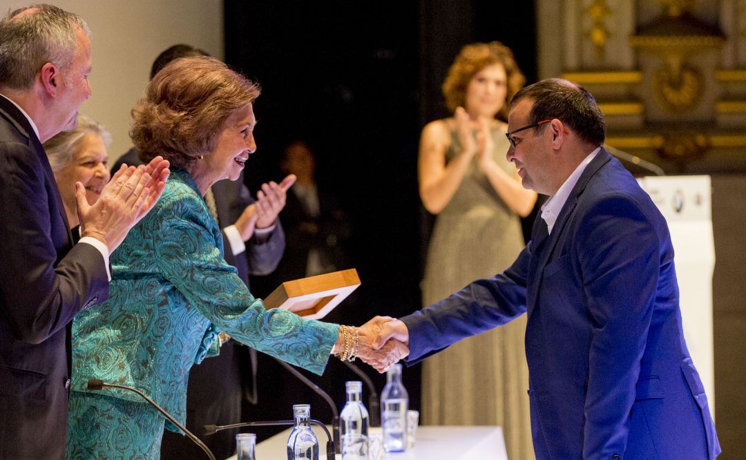 La reina emérita Doña Sofía entrega el premio a Santiago Ydáñez.