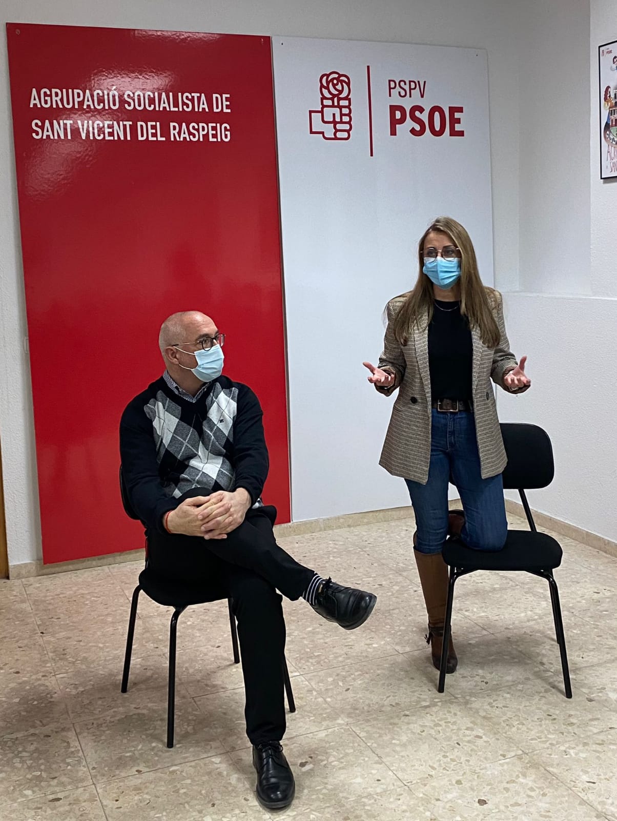 Asun París y Jesús Villar durante la reunión de este pasado jueves en la Agrupación Socialista de San Vicente