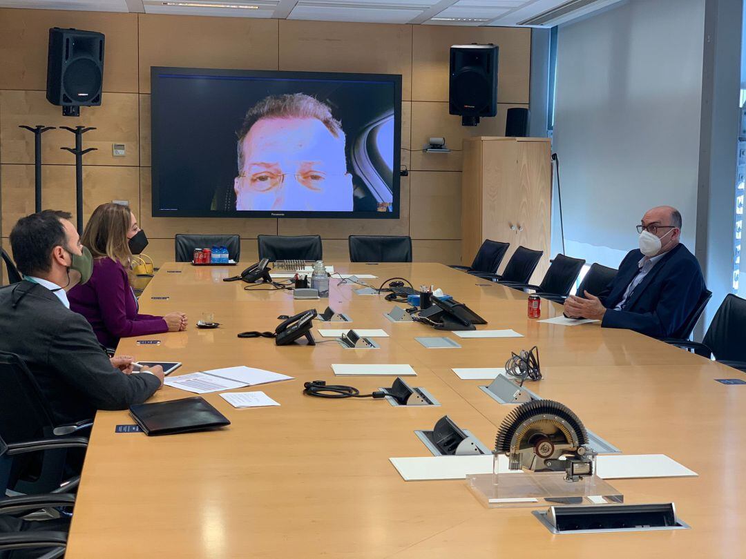 Reunión celebrada en Madrid entre la presidenta del Cabildo conejero, María Dolores Corujo y el CEO de Telefónica España, Emilio Gayo.