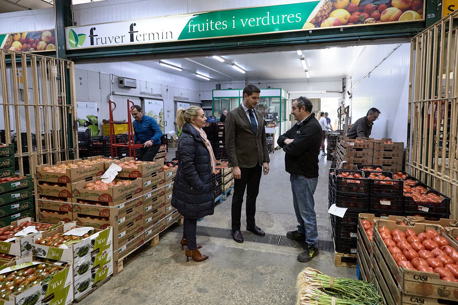 El alcalde de Gandia José Manuel Prieto y la concejala Elena Moncho en el mercado de abastos del Polígono Alcodar.