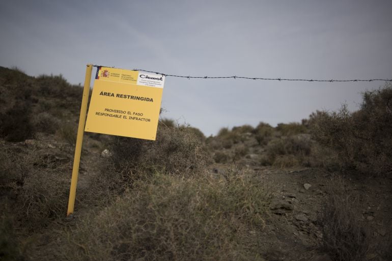 Un simple alambre y un cartel indican el principio del área de acceso restringido por contaminación en la llamada &quot;zona 6&quot; de Palomares (en territorio montañoso).