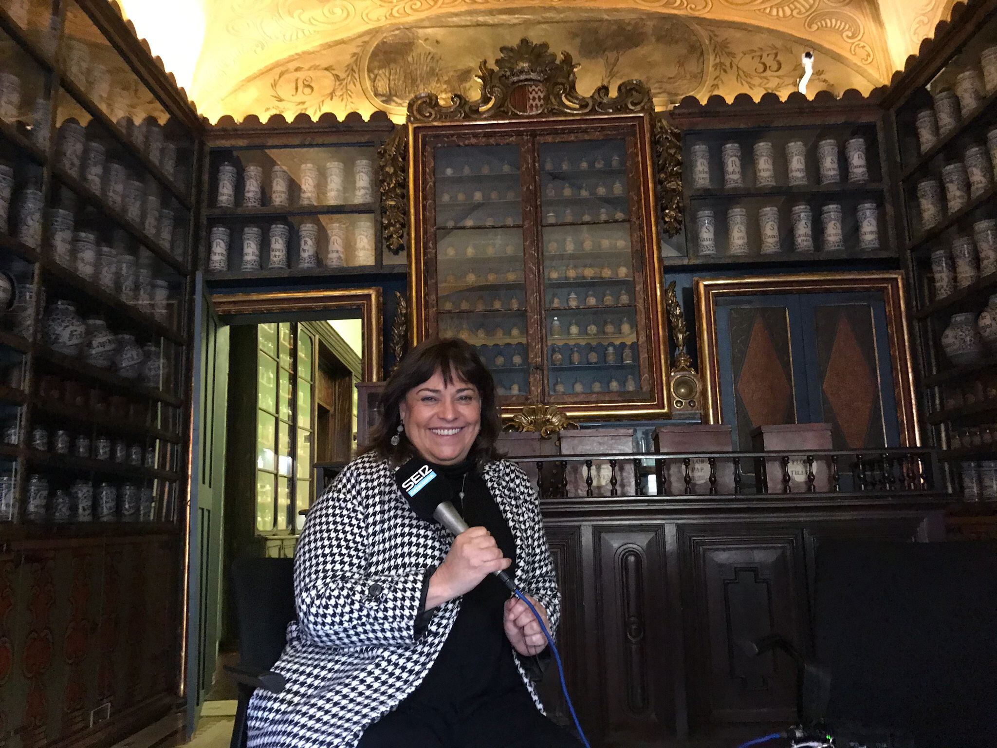 Carme Clusellas a la farmàcia de l'antic hospital de Santa Caterina