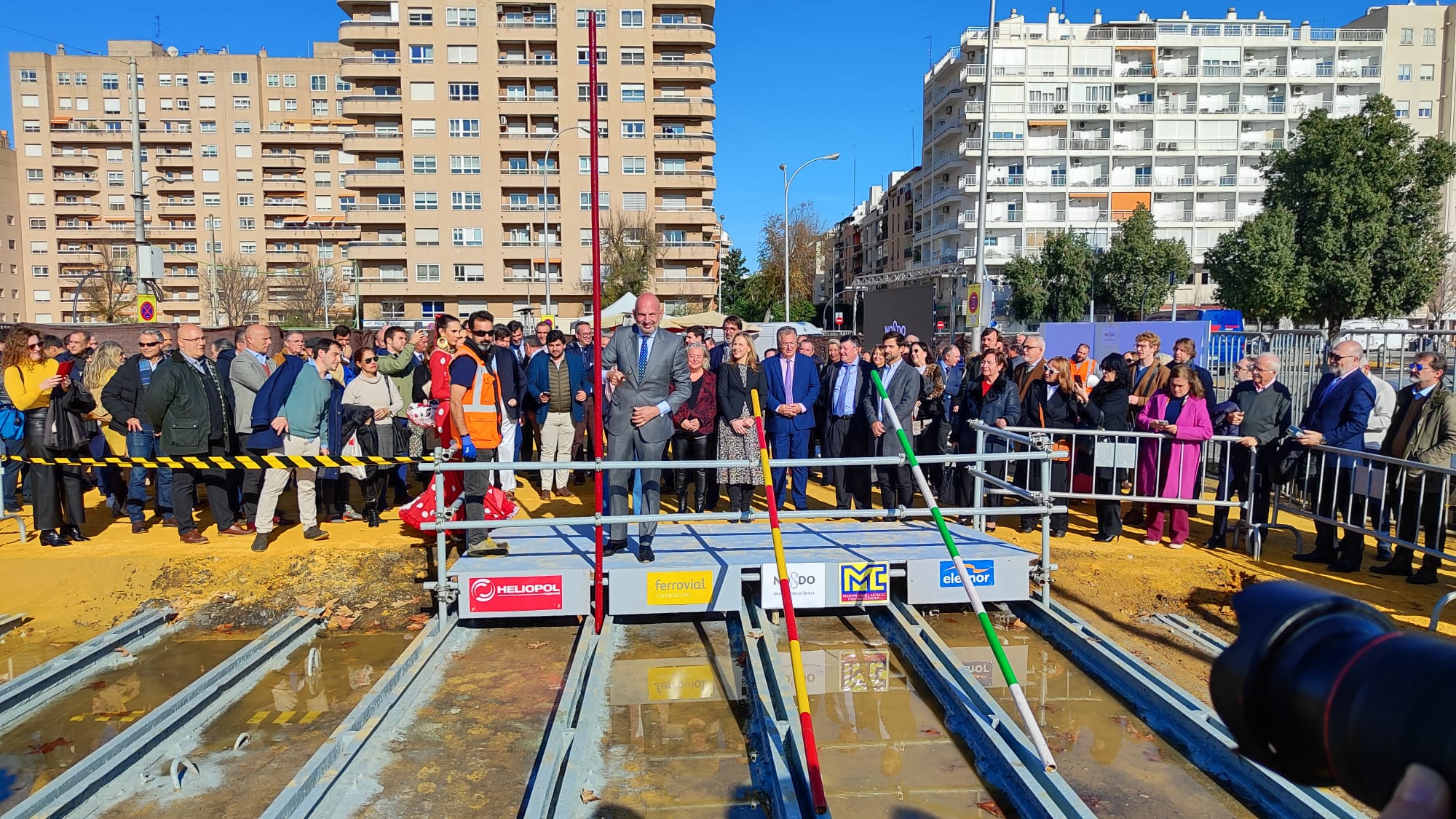 El delegado de Fiestas Mayores, Manuel Alés, mira a cámara tras apretar el primer tubo de la portada