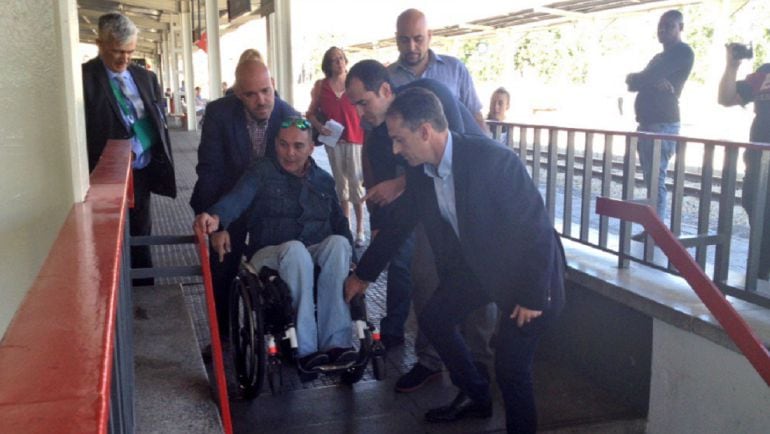 El portavoz de Ciudadanos en la Asamblea de Madrid, Ignacio Aguado, junto al líder local, Miguel Ángel Lezcano, en la estación de Alcalá de Henares