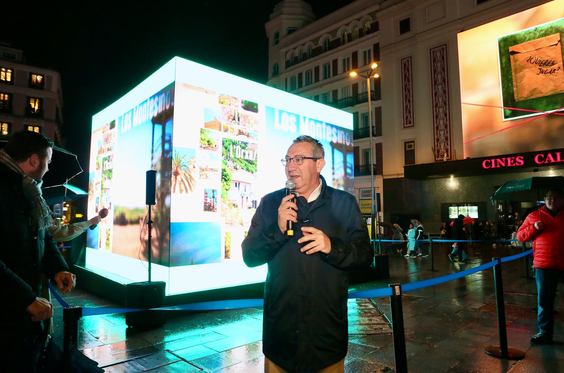 Toni Pérez, en plena Plaza Callao, durante la presentación de la original iniciativa turística de Costa Blanca