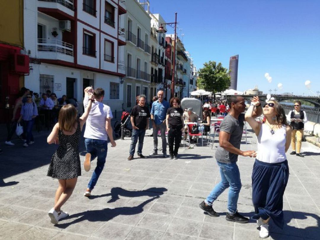 El Ayuntamiento de Sevilla restringe el tráfico en 11 calles y avenidas para facilitar el tránsito peatonal los fines de semana 