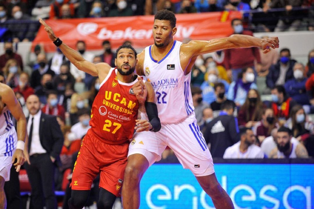 Sadiel Rojas en una acción del partido ante el Real Madrid de Baloncesto 