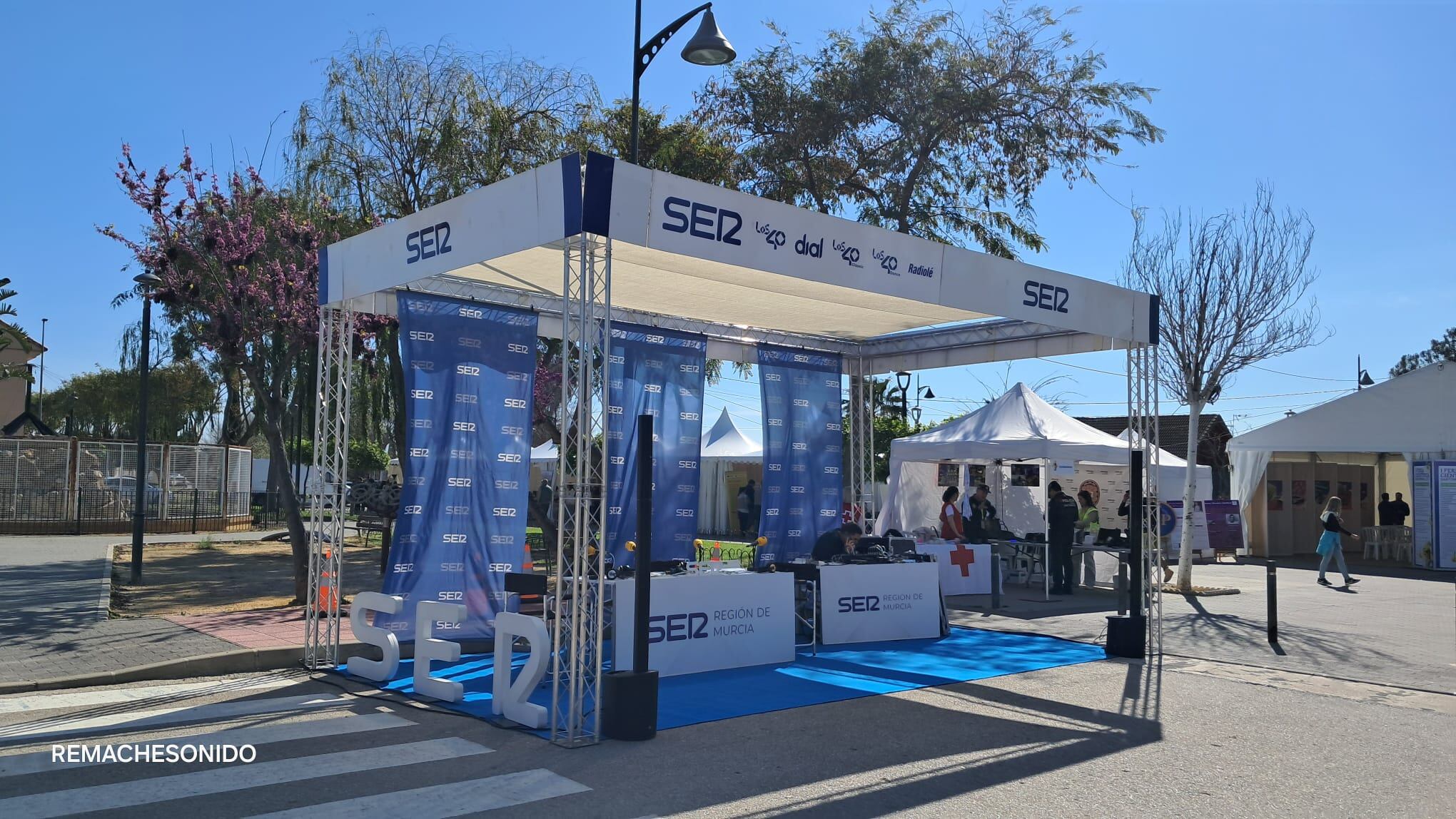 Imagen general del stand de la Cadena SER en la Región de Murcia instalado en Santomera con motivo de la I Feria Científica de la localidad.