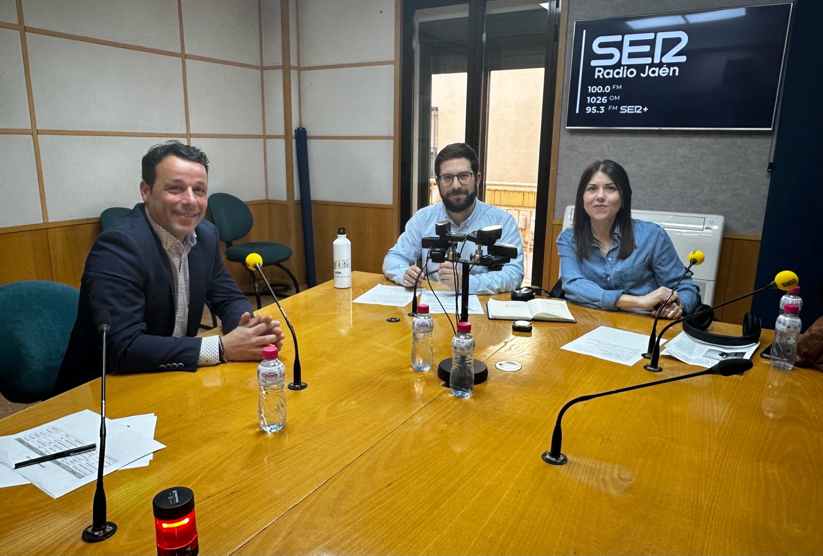 El diputado de Agricultura y Ganadería, Javier Perales, con los periodistas Virgilio Moreno y Rocío López, de la Cadena Ser en Jaén y Linares, respectivamente.