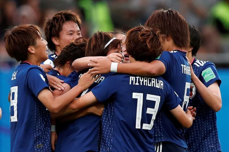 Las jugadoras de Japón celebran el tanto de Hinata Miyazawa.