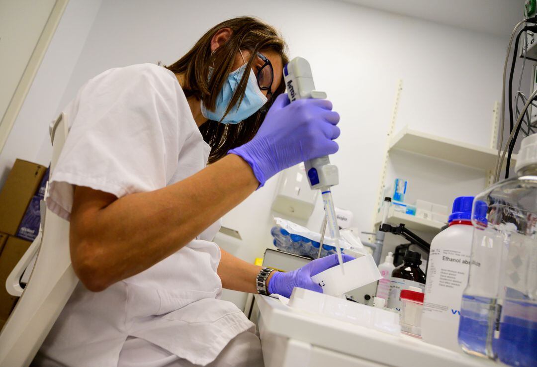 Profesionales analizando en un laboratorio muestras de pruebas PCR.