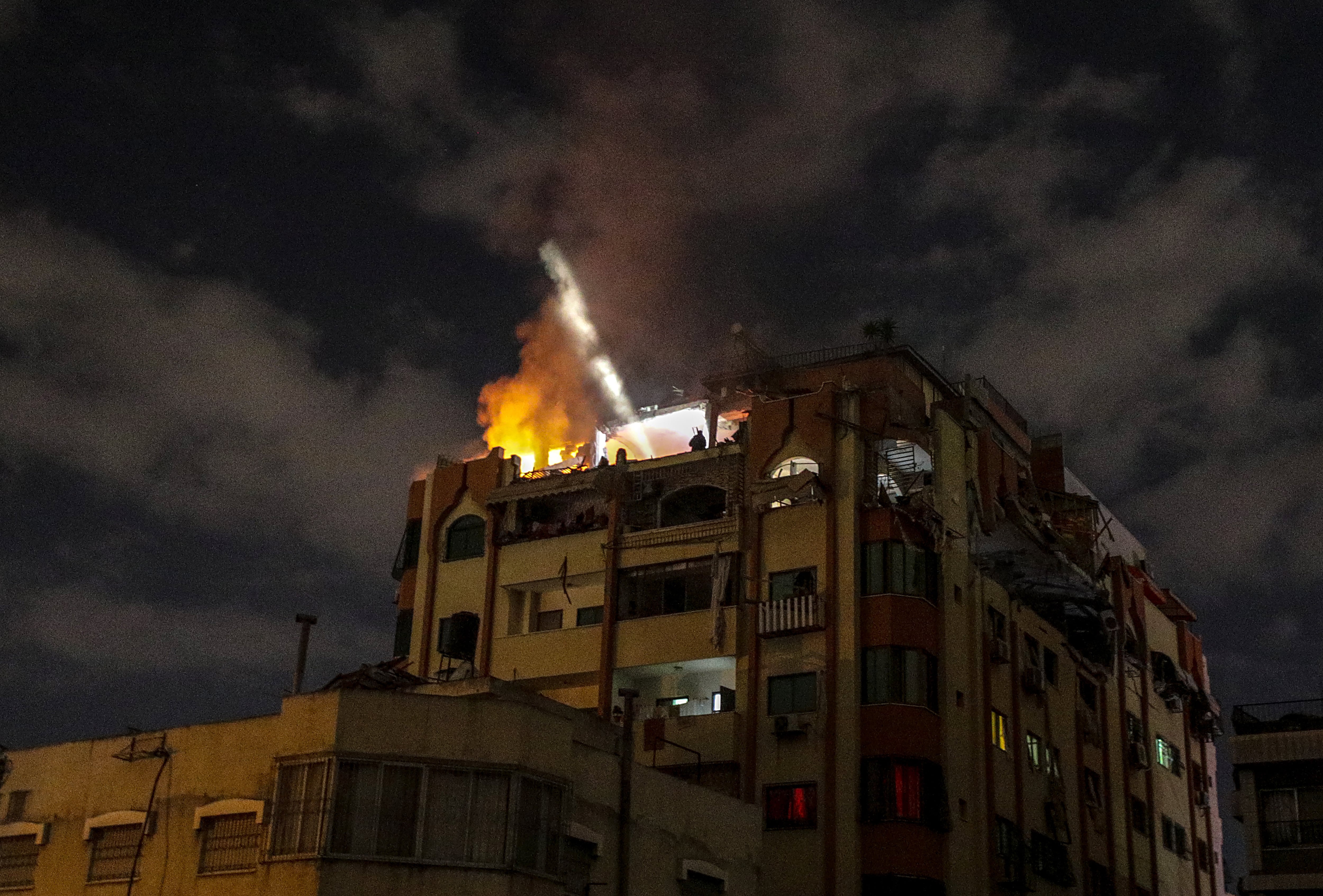 Humo en la casa del alto líder militar del movimiento de la Yihad Islámica, Hadi Al Bahtimi, después de los ataques aéreos israelíes en la ciudad de Gaza