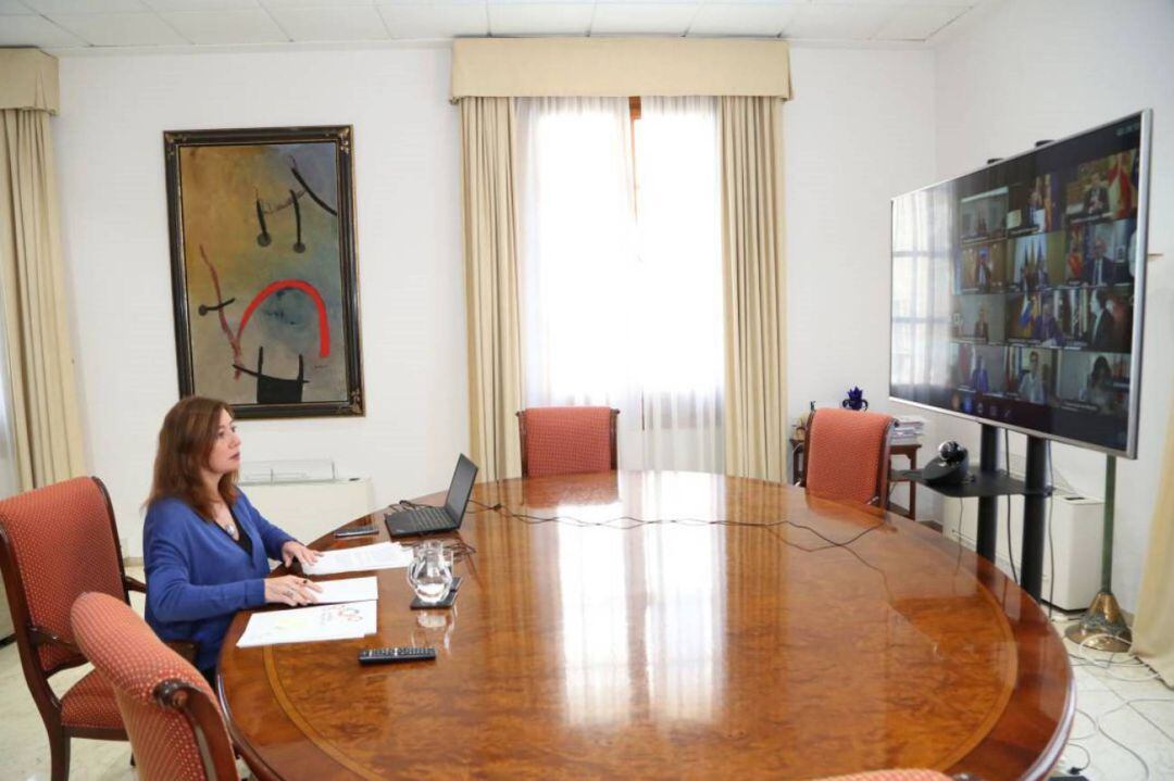 Imagen de la presidenta Armengol participando en la videoconferencia con el resto de presidentes autonómicos