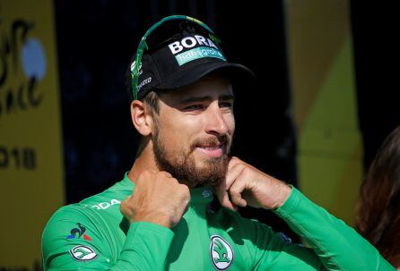 Sagan se ajusta el maillot de la regularidad del Tour, que ha vestido más que nadie en la historia