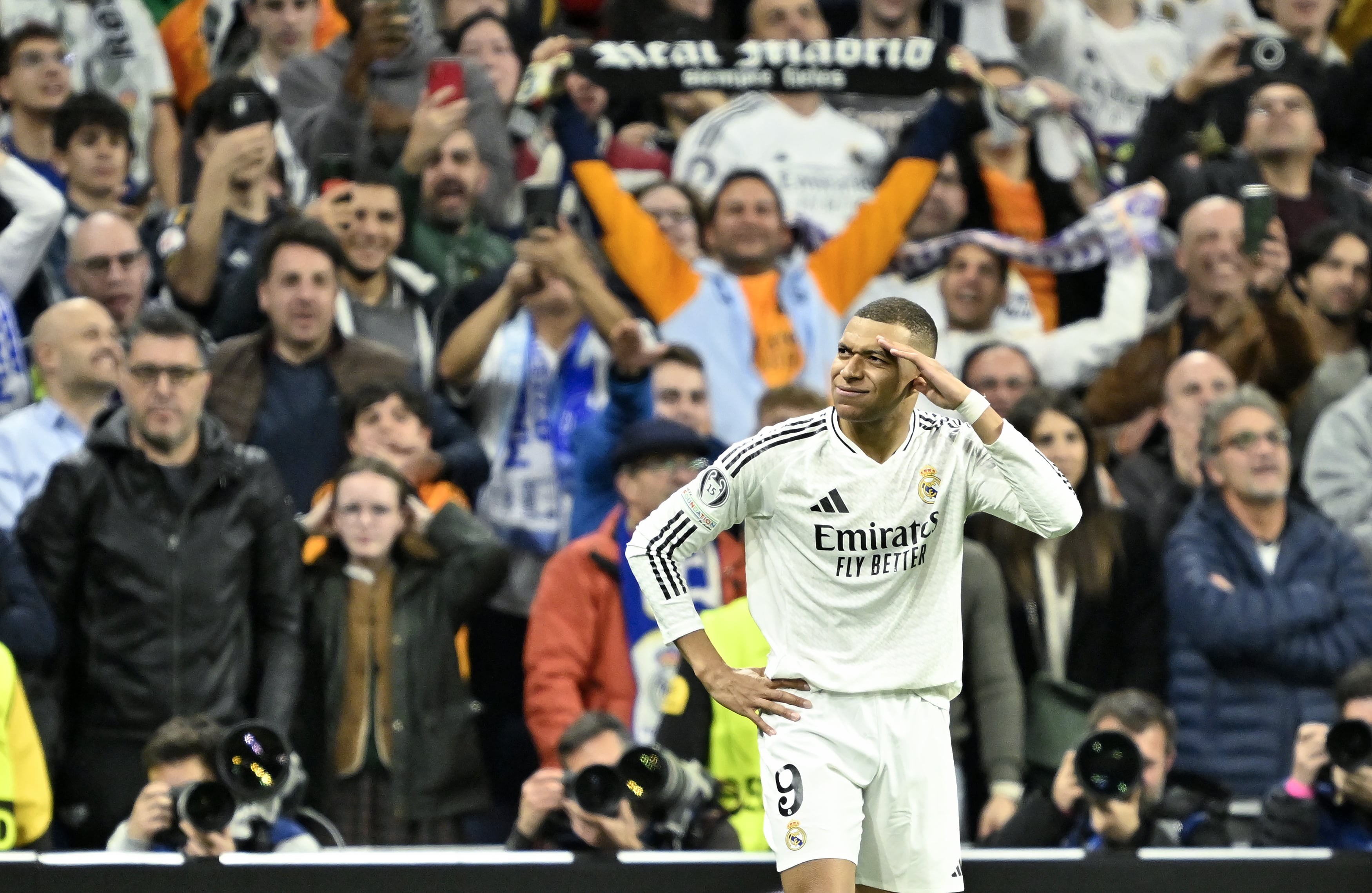 Kylian Mbappé celebra su &#039;hat-trick&#039; ante el Manchester City en el Santiago Bernabéu