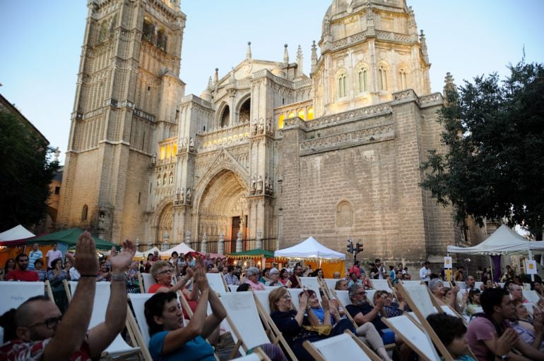 Festival Voix Vives 
 CASTILLA LA MANCHA.Un bus poético con recitales e intervenciones plásticas por los voluntarios creativos jóvenes, novedades de Voix Vives
 
 
 