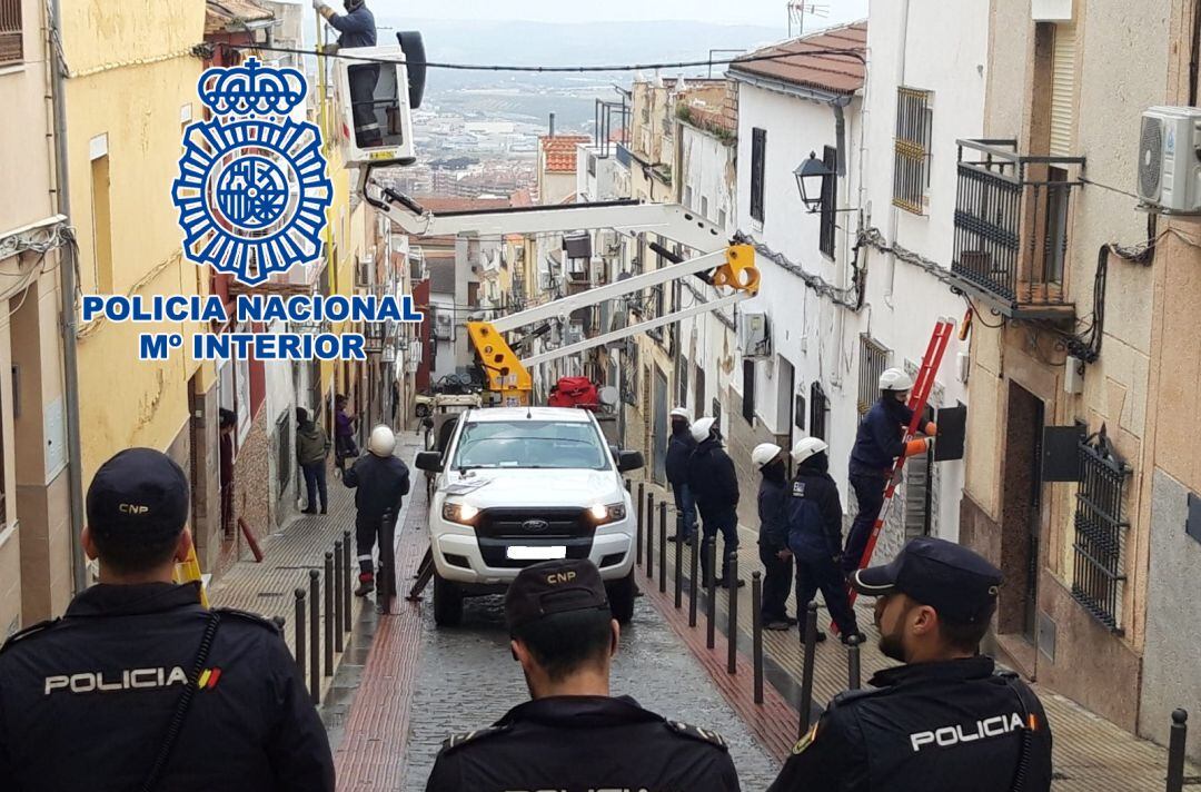 El barrio de San Juan se llenó de agentes de la policía nacional para eliminar numerosos enganches ilegales de fluido eléctrico