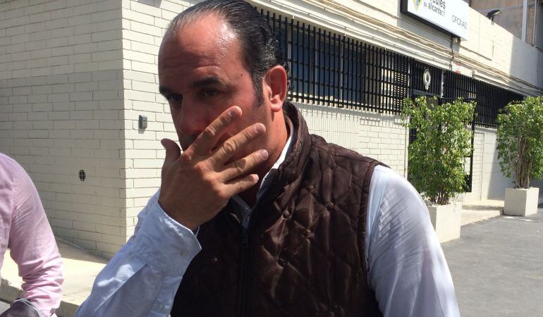 Dani Barroso en el estadio antes de atender a los medios