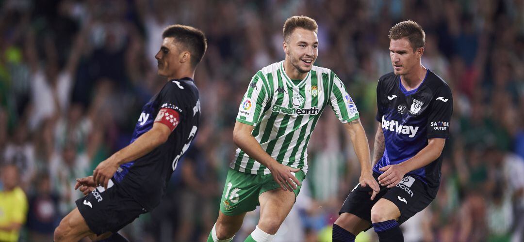 Los pepineros Bustinza (i) y Raúl Carnero (d) se lamentan tras el gol del bético Loren que dió el triunfo a los verdiblancos en el Benito Villamarín la pasada temporada.