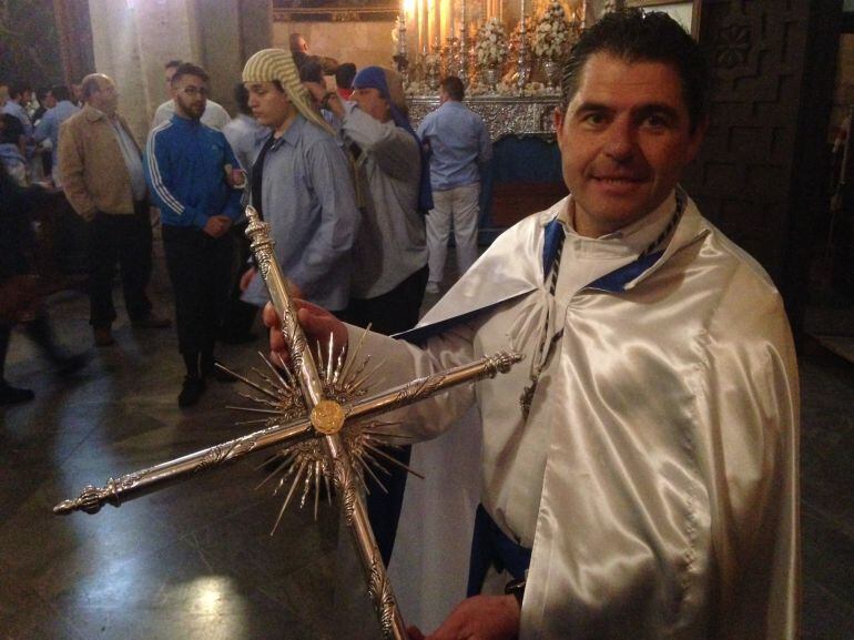 Manuel Murillo muestra el galardón Pasión Solidaria en la Cruz del Resucitado