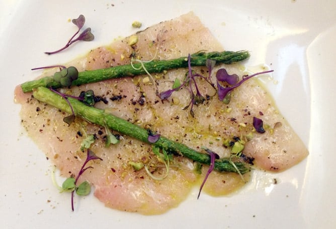 Carpaccio de corvina con trufa de verano, trigueros fritos y frutos secos.