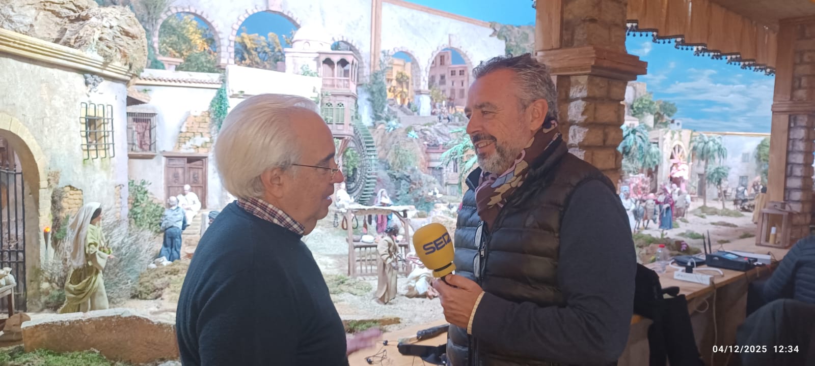 Paco García entrevistando a Luis Miguel Garduño, maestro belenista responsable del Belén monumental