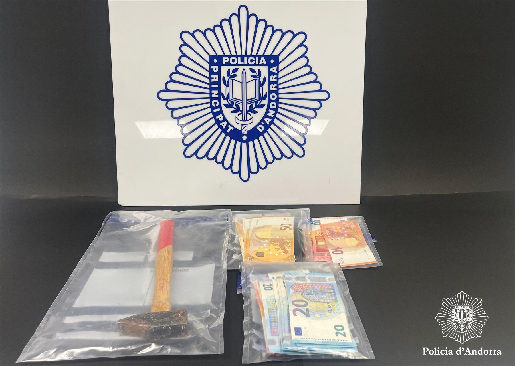 El martell utilitzat en l'atracament i els diners recuperats