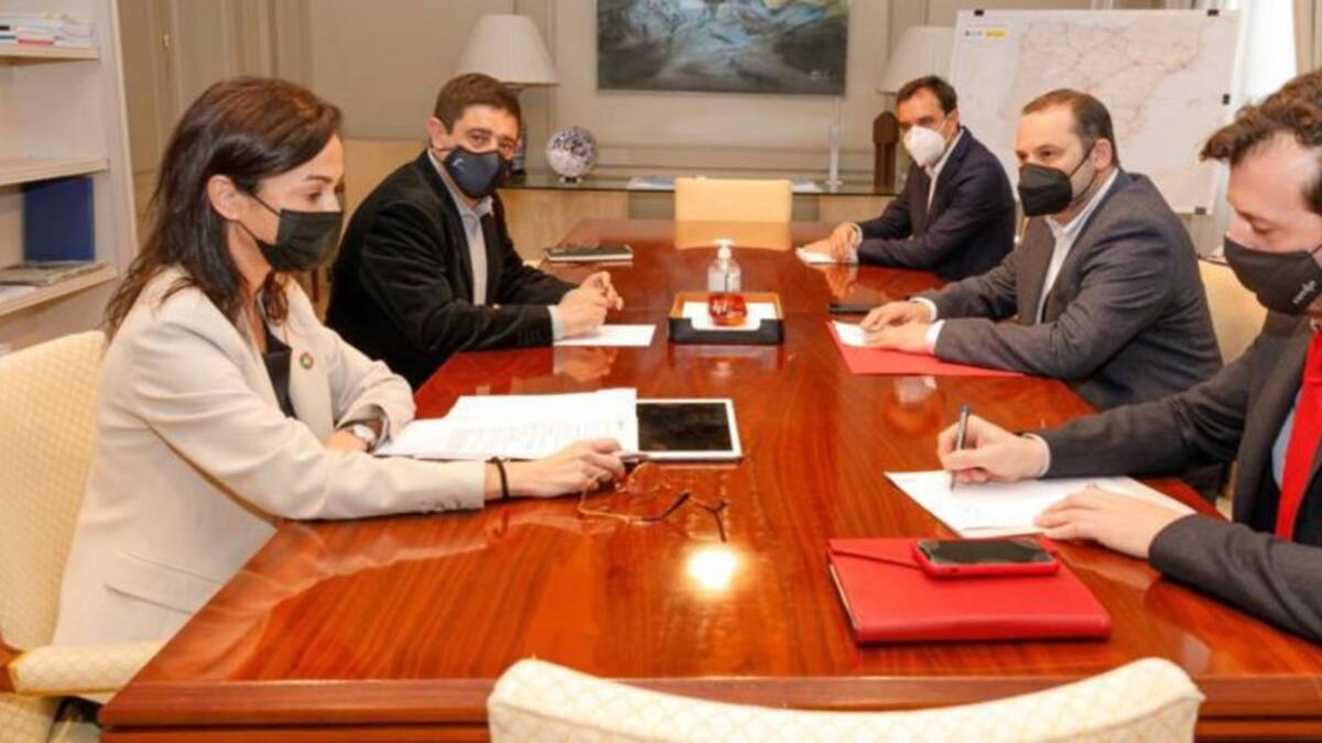 Reyes se reúne con Ábalos en Madrid