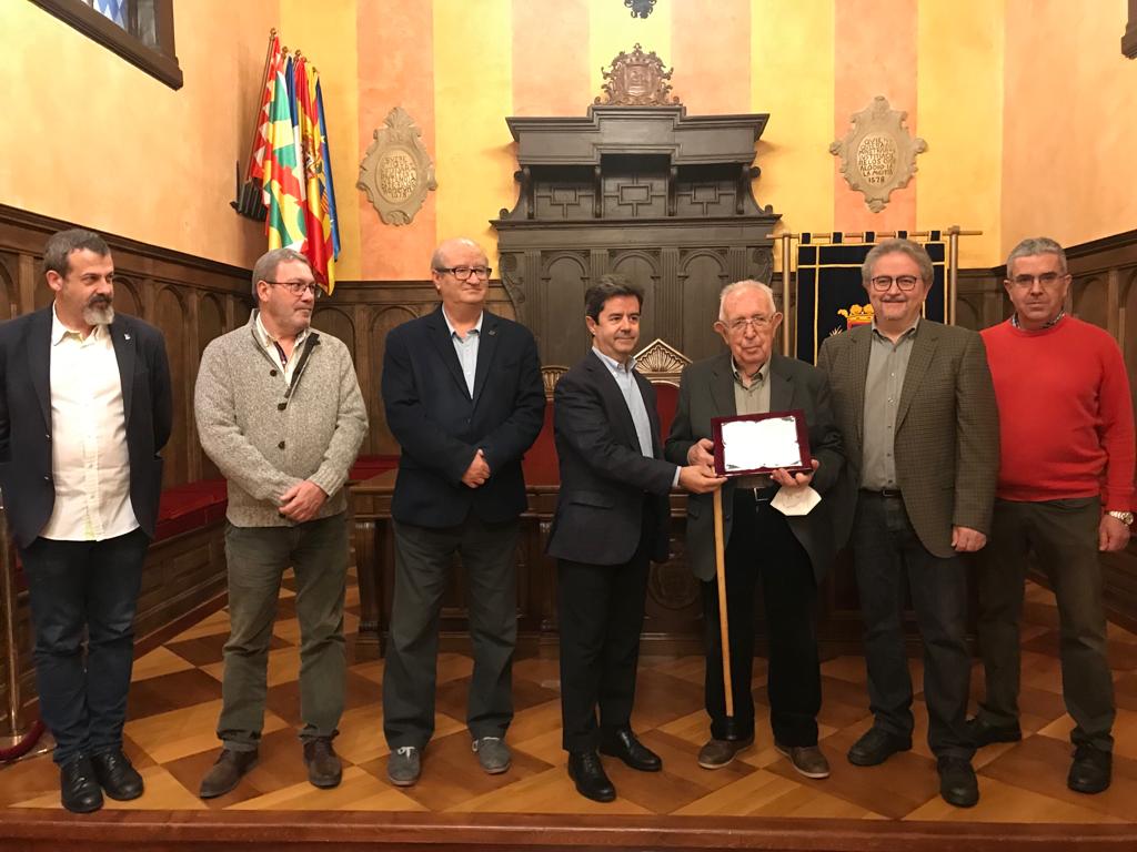 Momento de la entrega de la placa