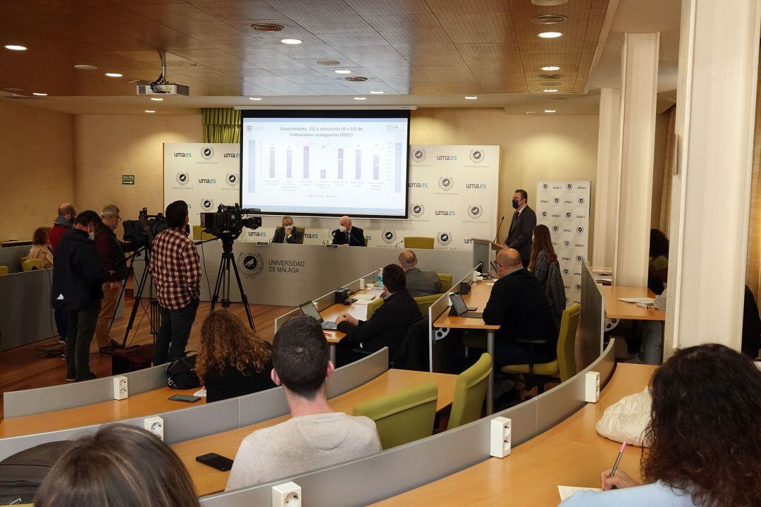 Los datos de la segunda oleada de la ESMA han sido presentados hoy en el Rectorado, en un acto presidido por el rector, José Ángel Narváez, en el que han participado el catedrático de Sociología y director del CISA Félix Requena y los catedráticos de Soci