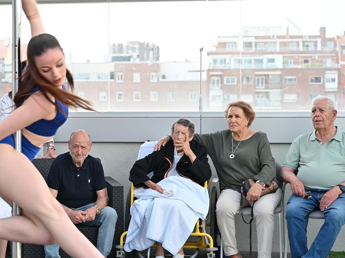Una pista de baile en el Gregorio Marañón: el deseo de una mujer de 82 años en Cuidados Paliativos para ver bailar a su nieta