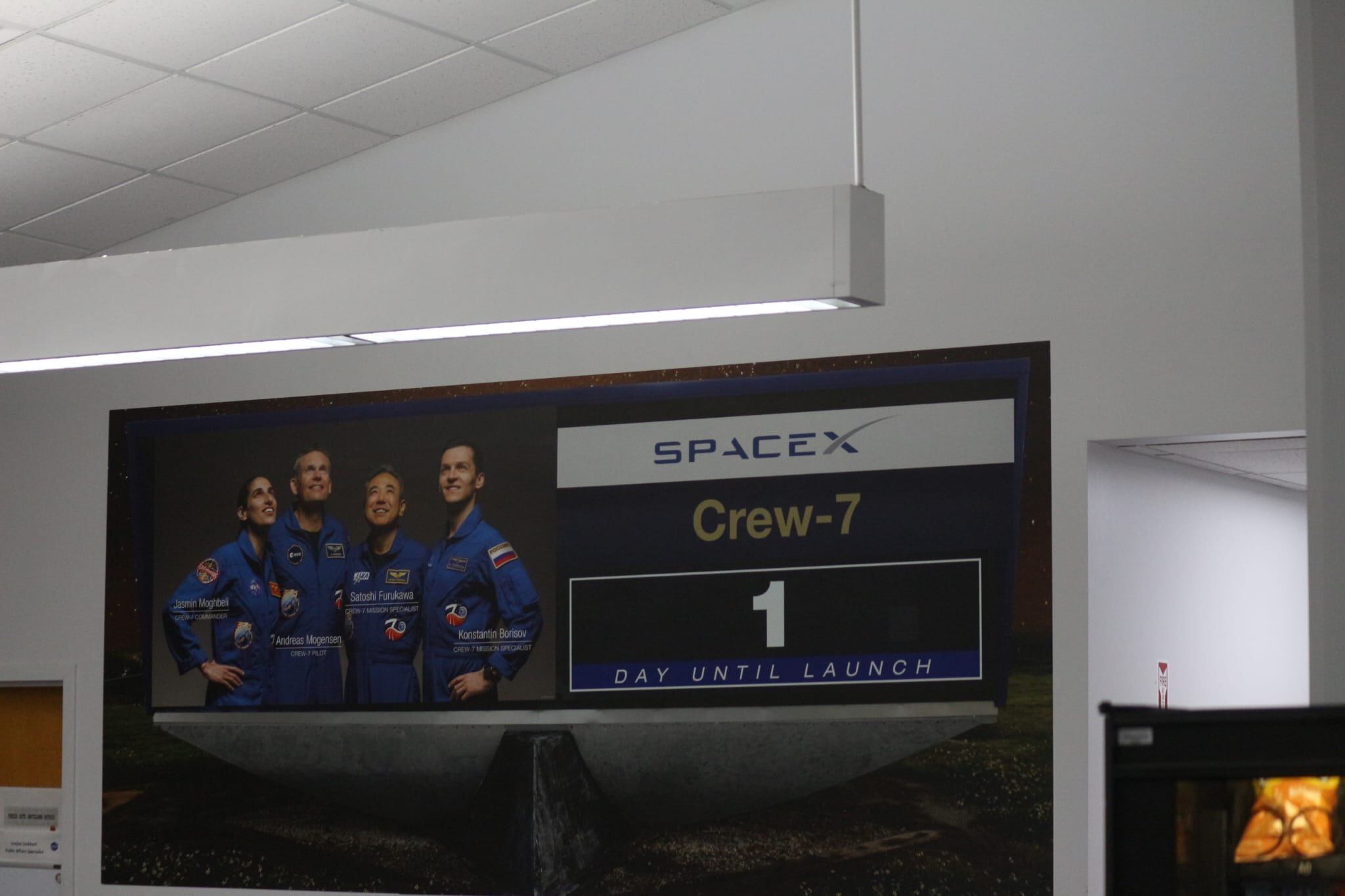 Mural en el Centro Espacial Kennedy con los astronautas lanzados al espacio