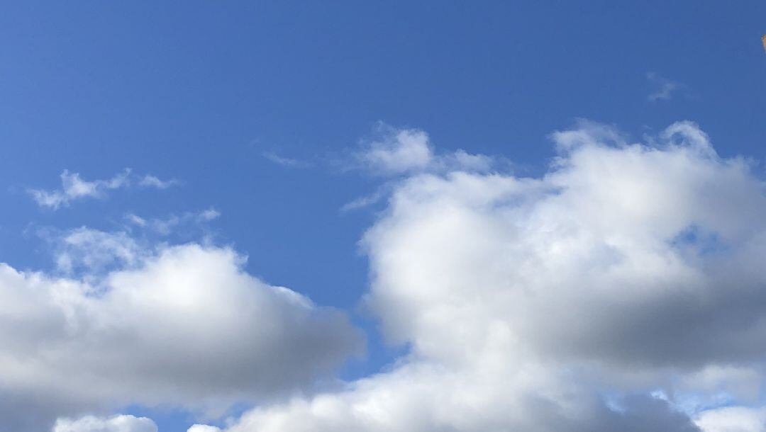 Día de paso de nubes y fuerte viento en la Safor