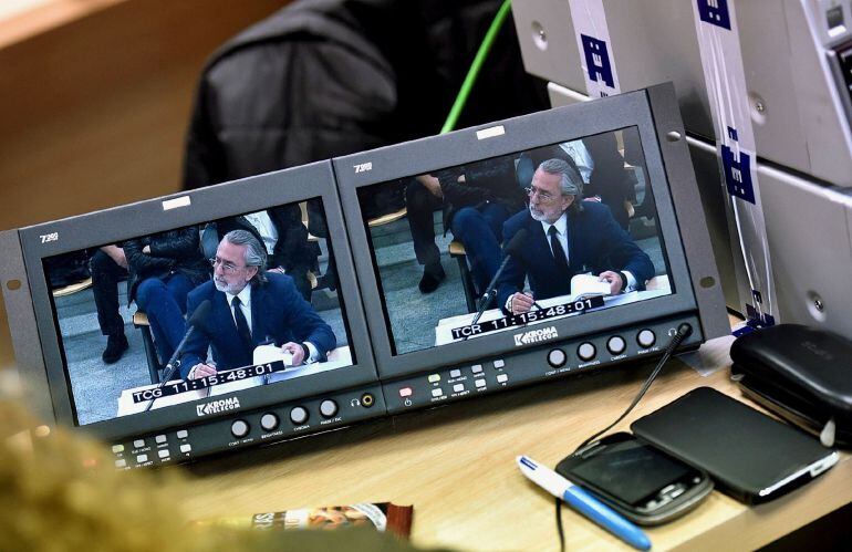 Los periodistas siguen desde la sala de prensa de la Audiencia Nacional de San Fernando de Henares la declaración del presunto cabecilla de Gürtel, Francisco Correa.