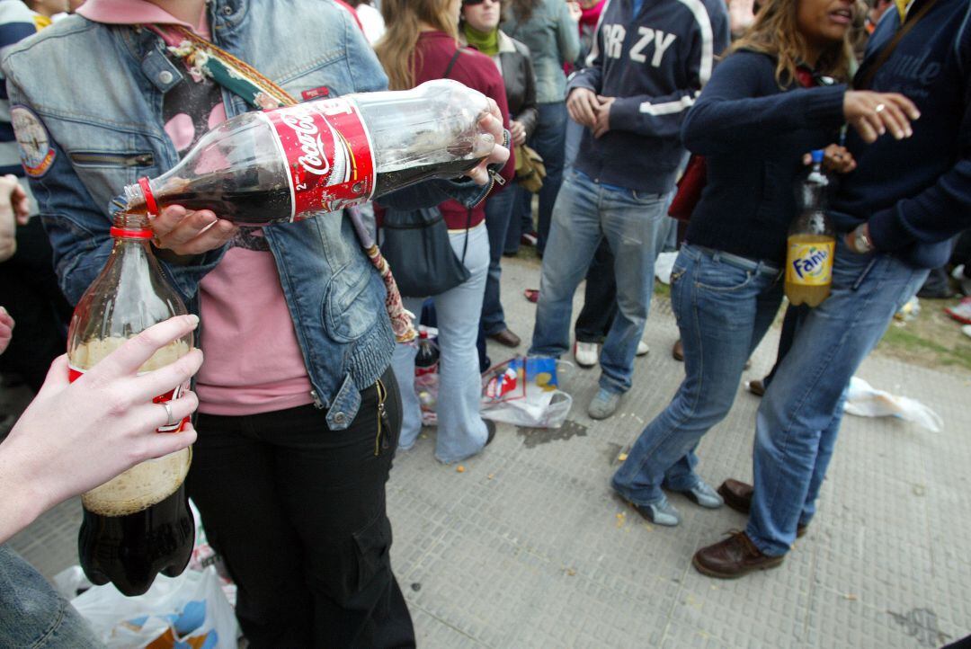 Unos jóvenes hacen botellón en Valladolid