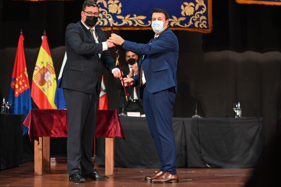 Isidro Pérez, recogiendo el bastón de mando de manos de Antonio Rocío.