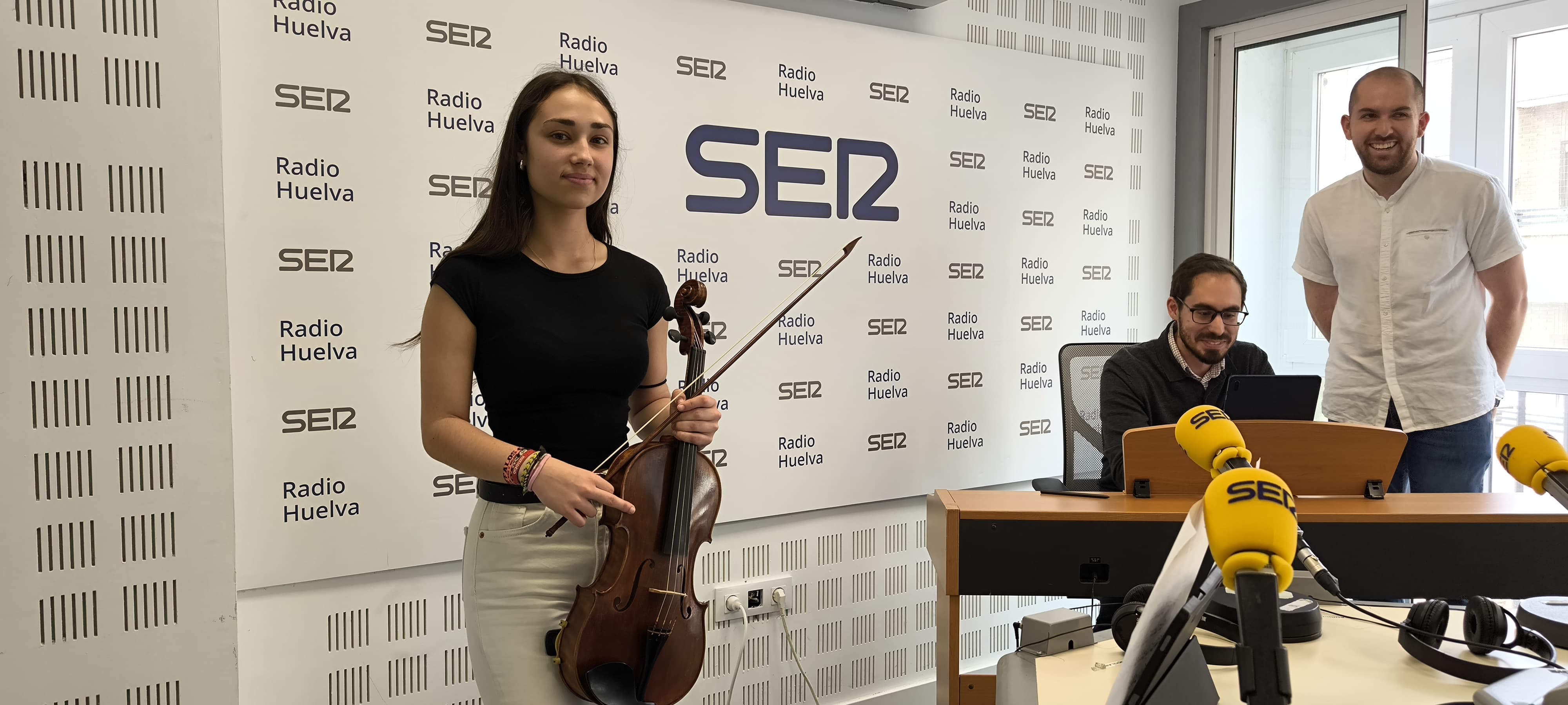 La joven Lucía Villa con la Viola, junto a los profesores Pablo Razábal y Alejandro Peña