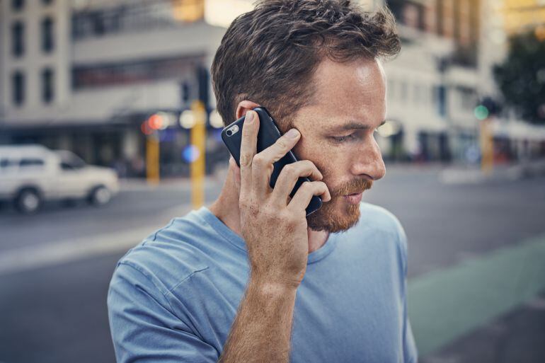 Al llamar al número de teléfono los estafadores te dejan en espera para robarte grandes cantidades de dinero.