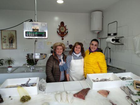 Tres generaciones al frente de la pescaderia del mercado de abastos de Peal de Becerro