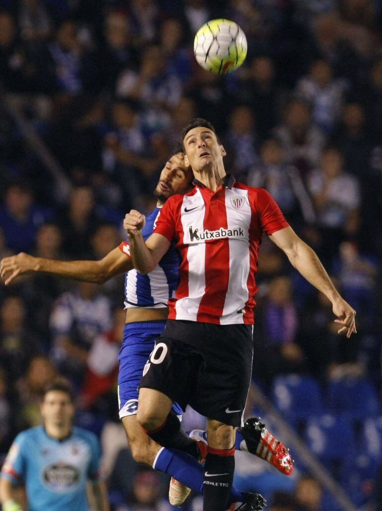 GRA296. A CORUÑA, 18/10/2015.- El delantero del Athletic Club de Bilbao Aritz Aduriz (d) disputa un balón aéreo con el defensa del Deportivo Alejandro Arribas (i), durante el partido de la octava jornada de la Liga de Primera División que se juega hoy en el estadio de Riazor, en A Coruña. EFE/Cabalar