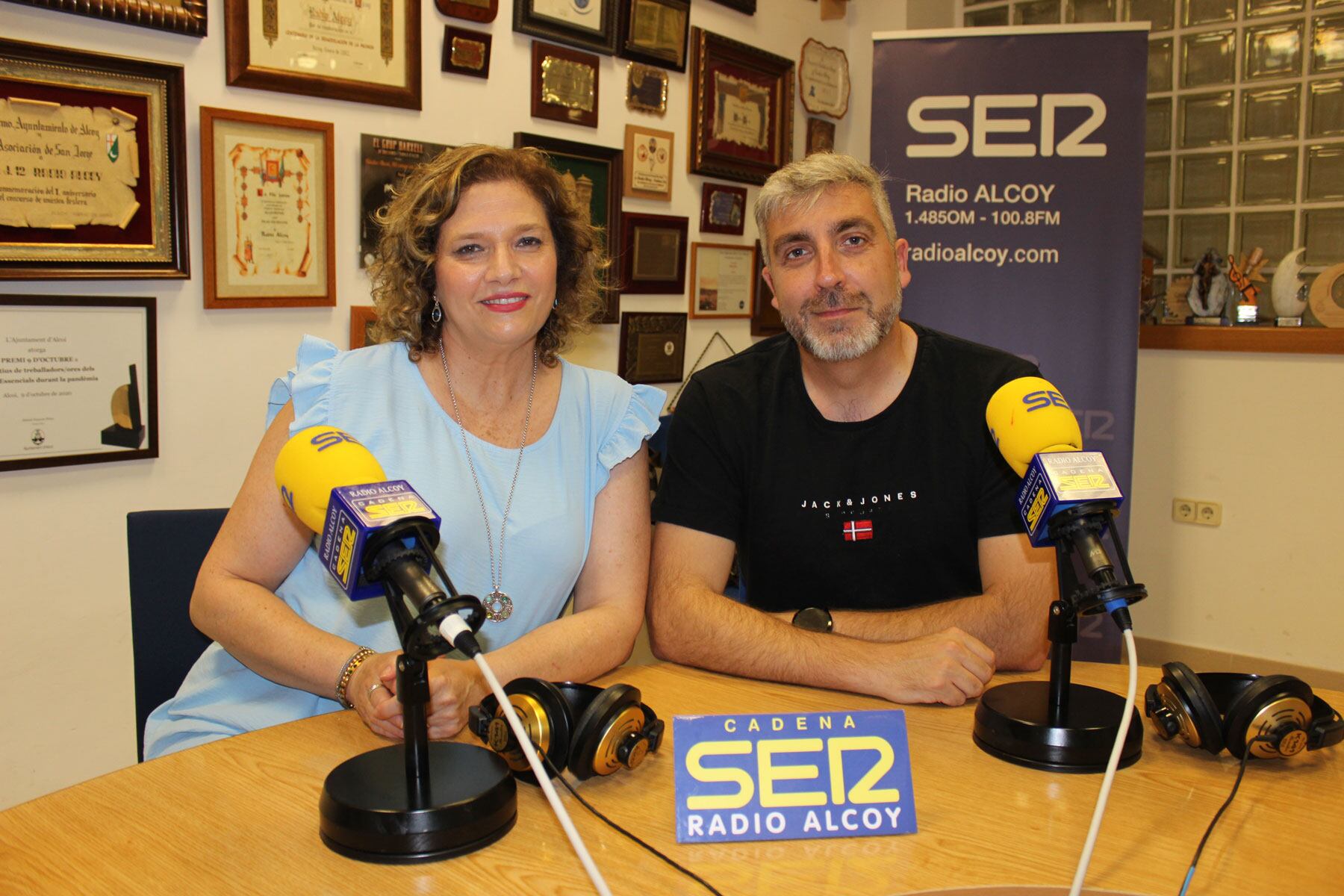 Pepa Puchades y Óscar Martínez, en el estudio central de Radio Alcoy