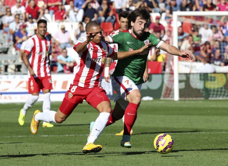Wellington Silva y Beñat luchan por el balón durante el partido entre Almería y Athletic Club de Bilbao.