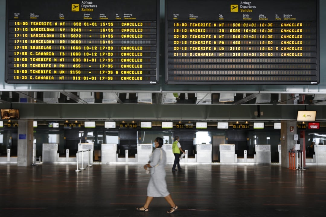 Panel de vuelos de salida cancelados en el aeropuerto de la isla de La Palma