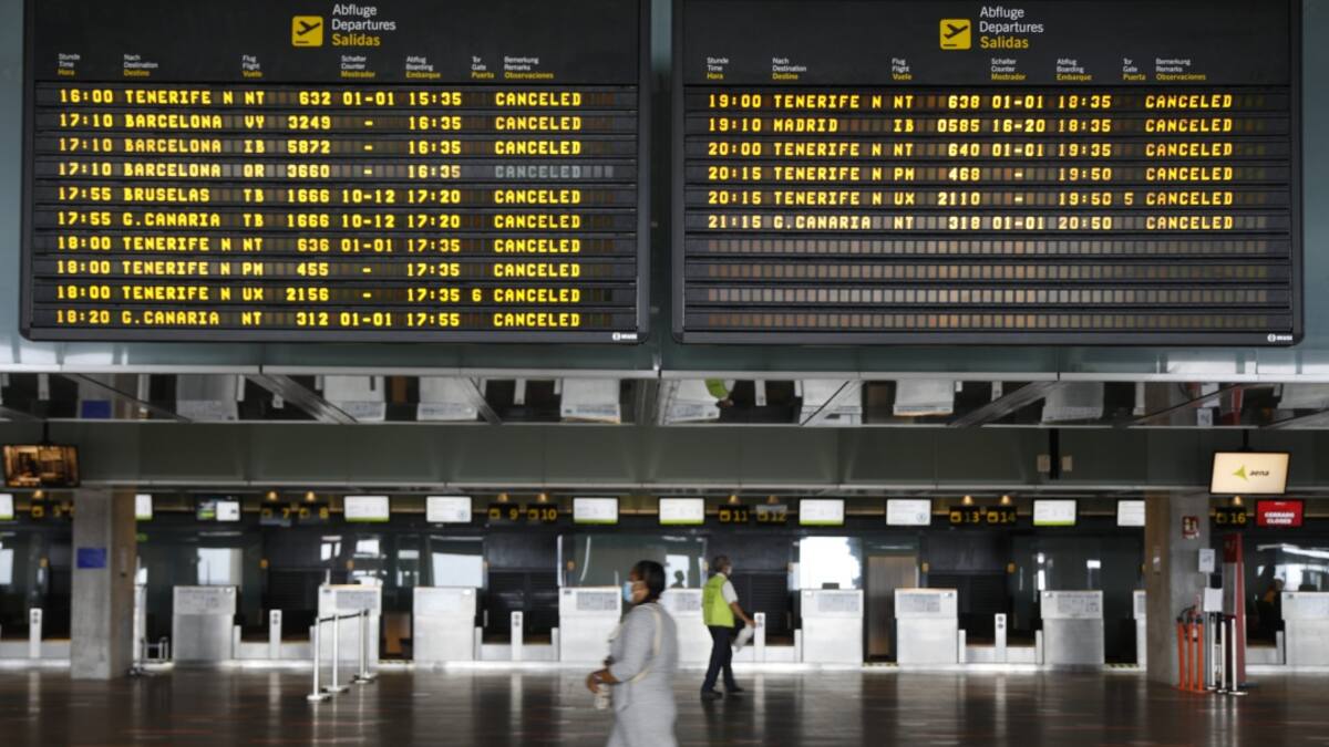 La nube de cenizas del volcán obliga a cerrar el aeropuerto de La Palma