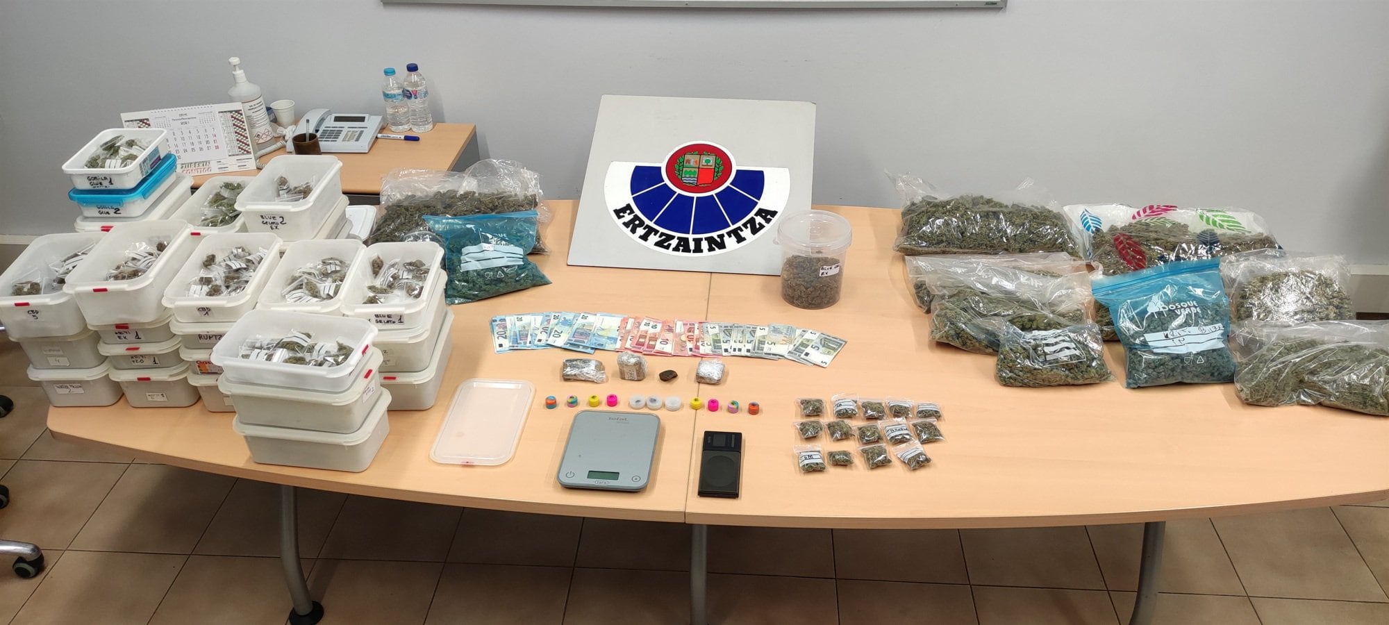 La Ertzaintza accedió al interior y se ocuparon más de 600 bolsas de plástico y otros envases con diferentes tipos de marihuana, hachís, resina y CBD
L