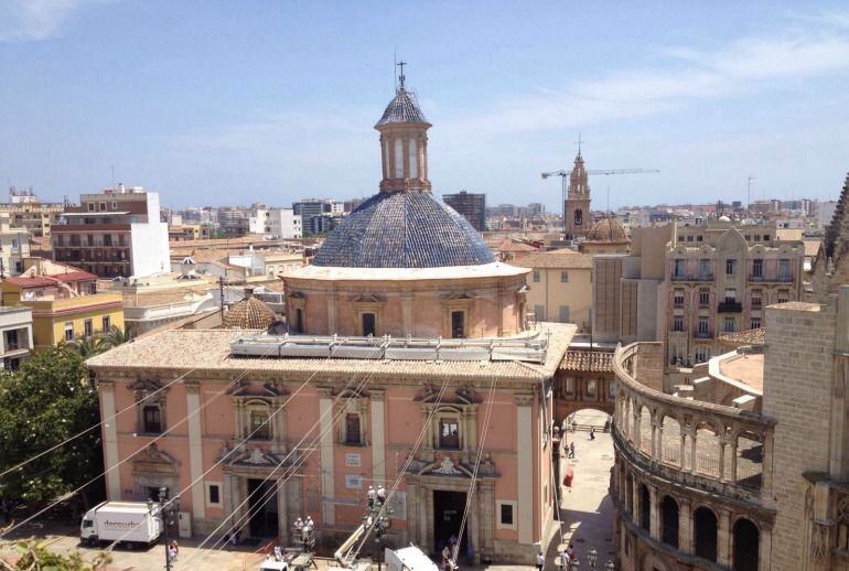 Instalación del toldo que debería cubrir la Plaza de la Virgen