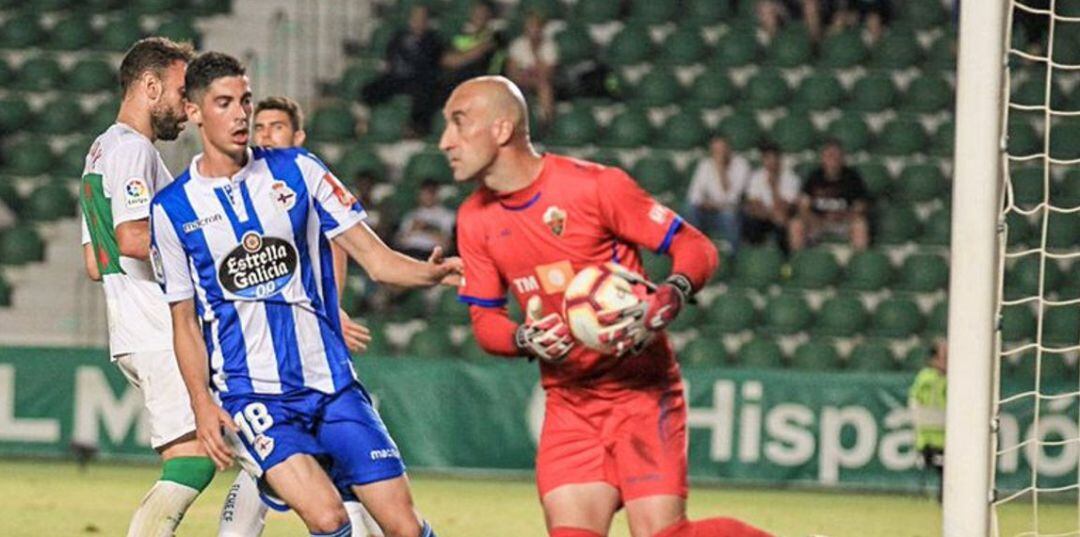 Jose Juan, portero del Elche en una de las paradas frente al Deportivo